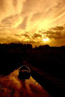 Mazury, zachód słońca, łódka, pomost, fotografia Monika Turska