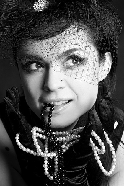 Portret w stylu Audrey Hepburn, portret glamour, portret b&w, portret czarno-biały, fotografia studyjna, sesje w studio, sesje Kraków, fotografia Monika Turska